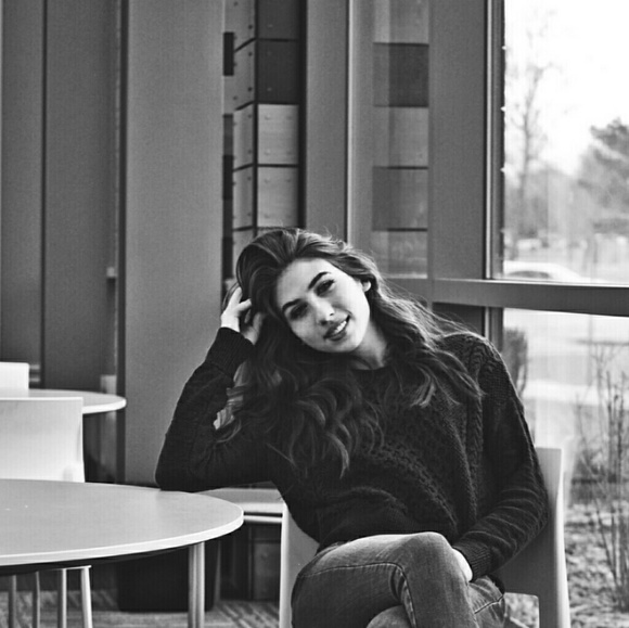 Meet your Posher, Kenzie - Picture 1 of 1